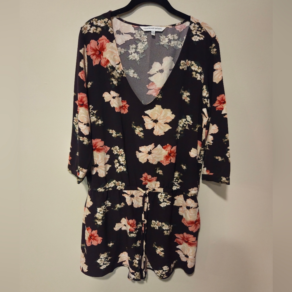 Cupcakes & Cashmere Floral V-Neck Romper Quarter Length Sleeve Size Large - Picture 1 of 3